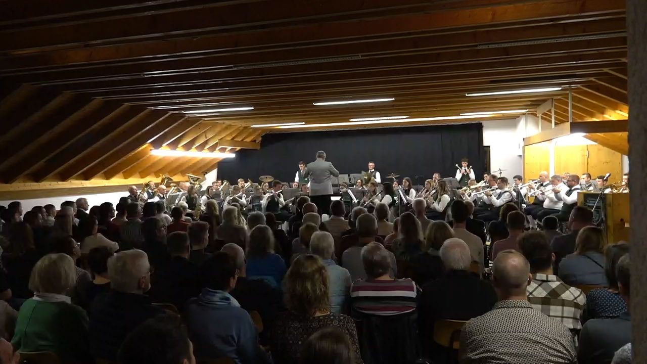 Der Musikverein spielt bei vollem Saal